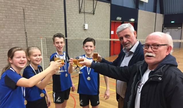 • Maud, Inge, Sam, Devi en trainers Johan en John toosten op het kampioenschap.