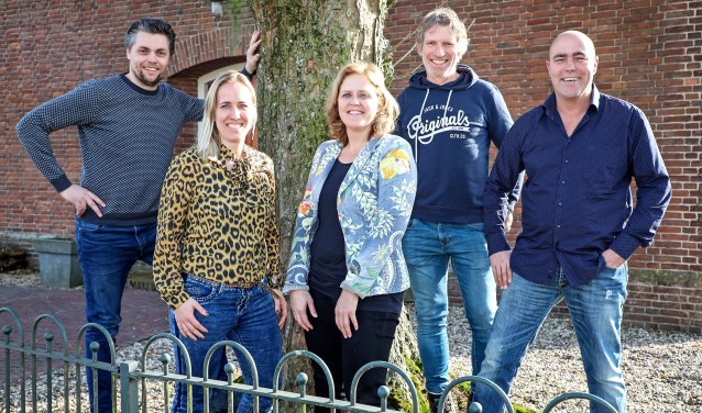 • Deze vijf inwoners van het dorp bereiden de film voor.