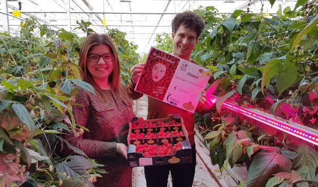 • Bart van der Bruggen met de ontvangen cheque, samen met Veerle Baets van Special Fruit met de eerste doos Kwanza.