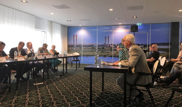• De Maasdrielse wethouder Peter de Vries lichtte vorig jaar juni het gemeentelijke bezwaar tegen de windmolens bij Zaltbommel toe tijdens een hoorzitting van de provincie.