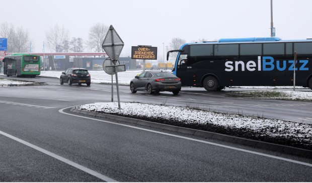• Een van de haltes van Qbuzz bij de A27/N214, die als onveilig wordt ervaren.