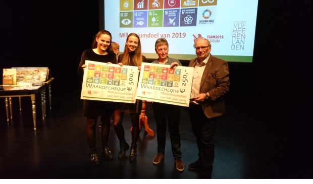 • Bart Bruggeman reikt de cheques uit.