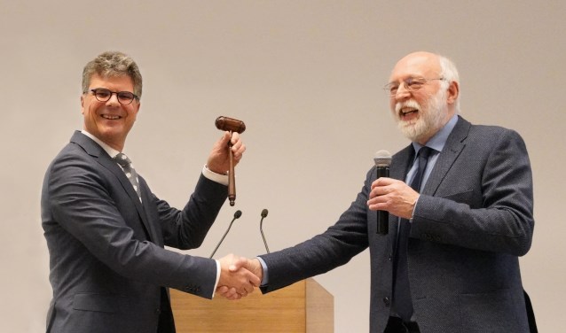 • Hans Oosters nam de voorzittershamer in ontvangst.