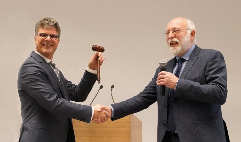 • Hans Oosters nam de voorzittershamer in ontvangst.