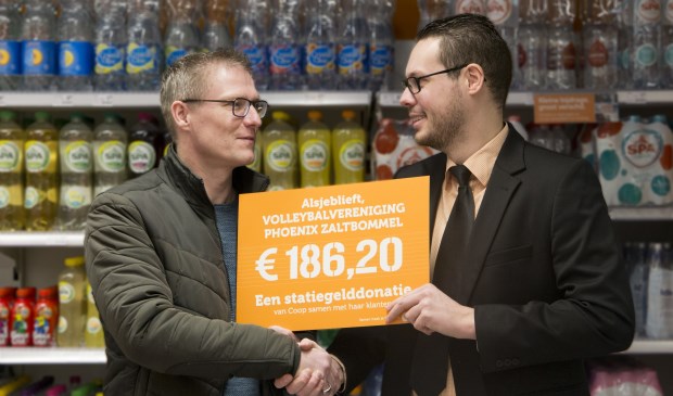 • Dennis de Vree overhandigde de cheque aan Frank Koster.