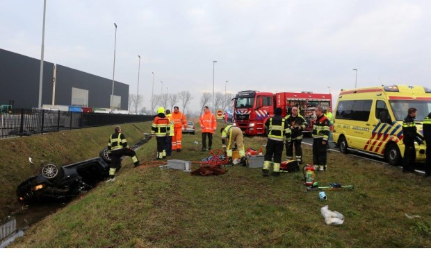 • De auto van de vrouw raakte door nog onbekende oorzaak van de weg, bij de afrit Velddriel.