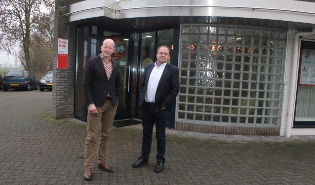 • René den Otter (links) en Robert Maas bij het kantoor in Bruchem.