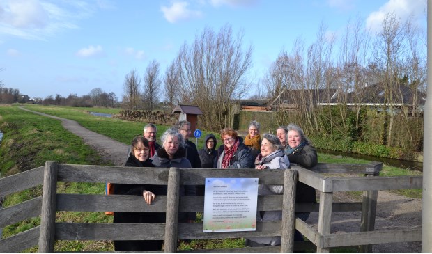 • Op het hek bij de entree van het wandelpad hangt nu een bord met het gedicht.