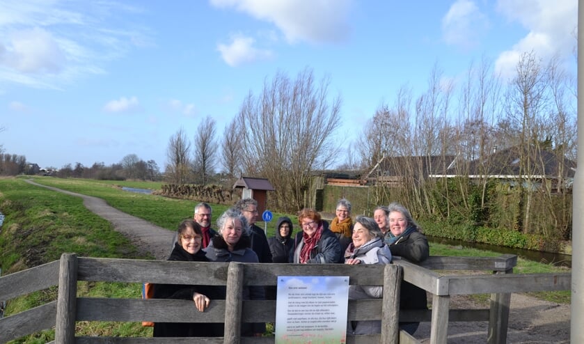 • Op het hek bij de entree van het wandelpad hangt nu een bord met het gedicht.