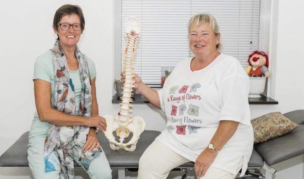 • Conny Bruys (links) met haar collega Aadje Faasen.