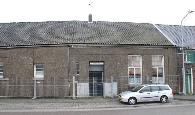 • Het met hekken afgezette pand aan de West-Kinderdijk in Alblasserdam.