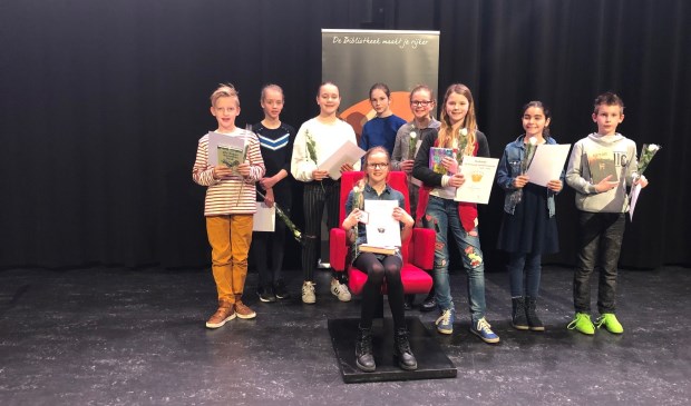 • Winnares Edith Visser uit Ochten samen met de andere deelnemers aan de halve finale in Geldermalsen.