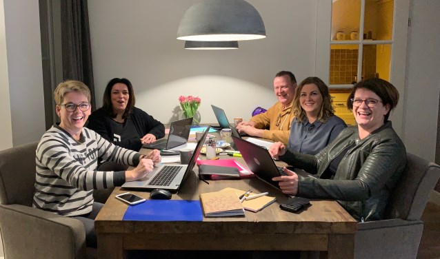 De makers van de quiz: Margret van der Mooren, Eric Haar, Brenda van Roosmalen, Silvia Vos en Ria van de Wetering.
