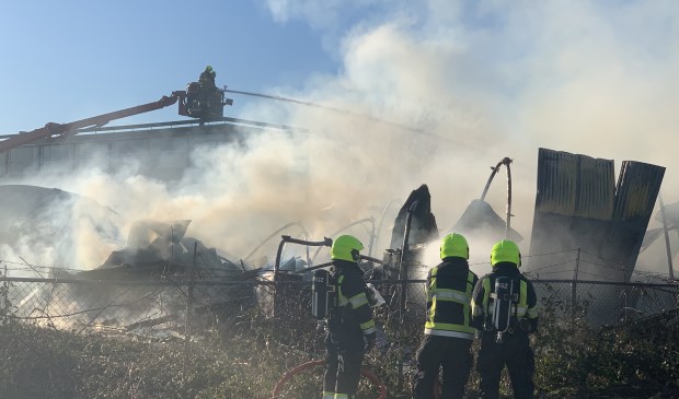 • De hallen zijn ingestort, van de wagens is niets meer over.