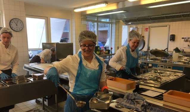 • De maaltijden worden elke dag vanaf 11:00 uur in de cassettes geschept of snel teruggekoeld tot koelvers maaltijd.