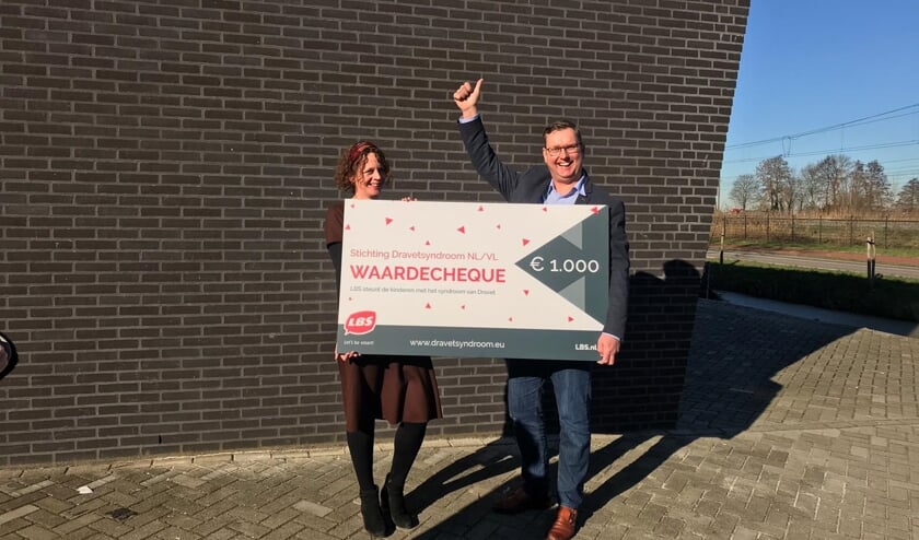 • De overhandiging werd gedaan door Danny Stam van LBS aan Myra de Groot van Stichting Dravetsyndroom.
