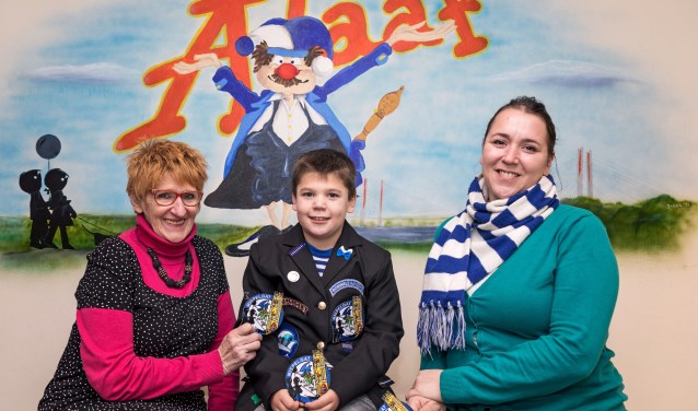 • Kunstenares Nanda van Alebeek (l) en bestuurslid Sabine Nijhof met haar zoon. Hij draagt een colbertje met daarop het nieuwe embleem.