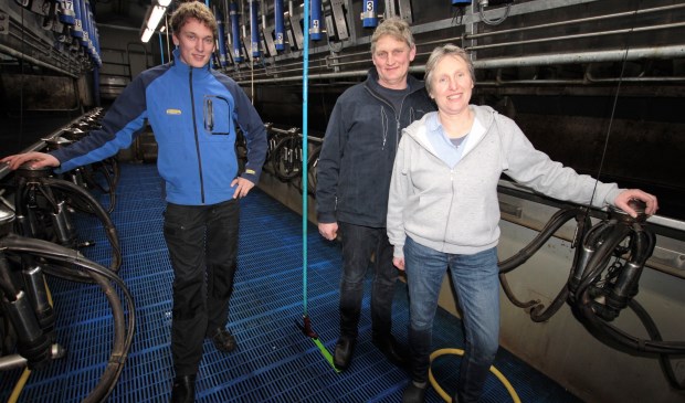 • Arjan, Hans en Linda Mulder in de nieuwe melkput.