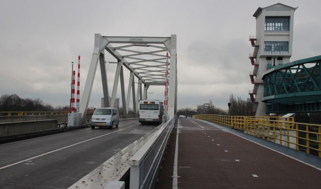• De Algerabrug tussen Krimpen en Capelle vormt een bottleneck als het gaat om de verkeersafwikkeling rond Rotterdam.