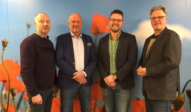 • V.l.n.r. Marc Janssens (Coop), Gerrit van Bruchem (Jumbo), Sander Goossens (AH) en Hans van Kooten (citymanager).