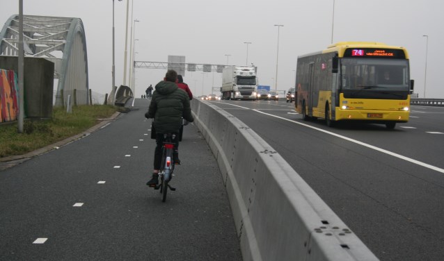 • Er bestaan zorgen over de fietsveiligheid op de Jan Blankenbrug.