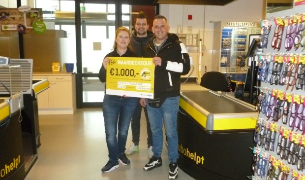 • Liesbeth Ernst-Kreukniet en Hans Winandts met de cheque. Achter hen de indiener van de wens, Patrick Rootselaar.