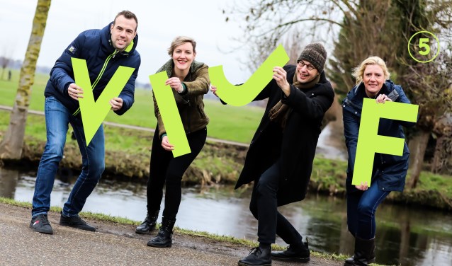 Max Broekhoff, Marijke Verhoef, Geurt Mouthaan en Jolanda Smit van Kontakt Mediapartners presenteren het logo van VIJF.