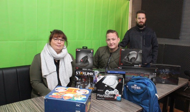 • Rowdy Oomen met twee game-collega's in de studio.
