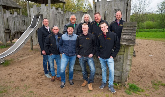 • Een groepsfoto van de vrijwilligers AN stichting Amaliastein in 2017. De stichting bestond toen 25 jaar.