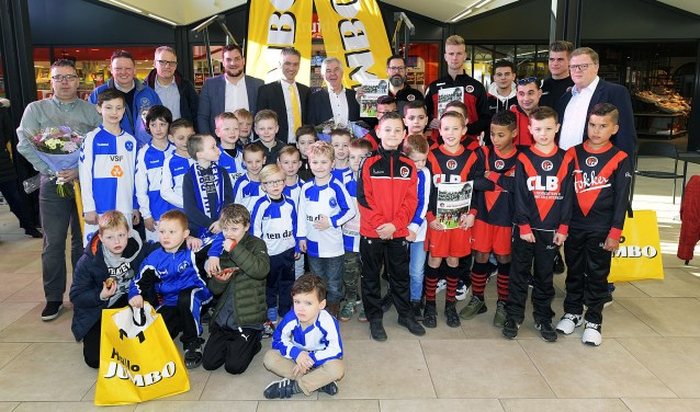 • De start van de Voetbalplaatjesactie bij Jumbo Papendrecht.