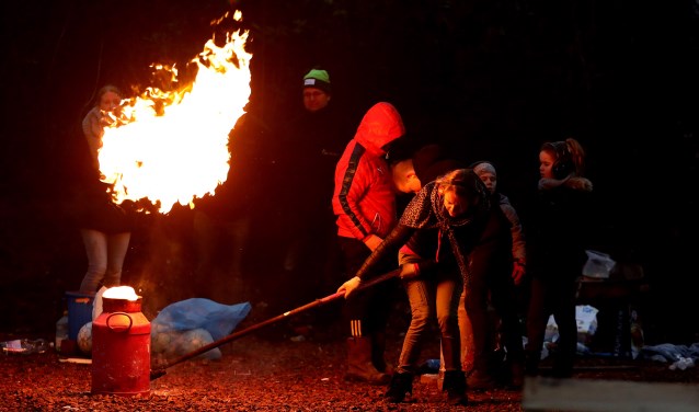 • Archieffoto van carbid schieten, niet in Bleskensgraaf.