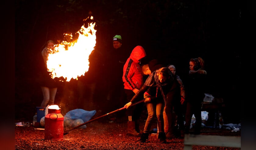 • Archieffoto van carbid schieten, niet in Bleskensgraaf.