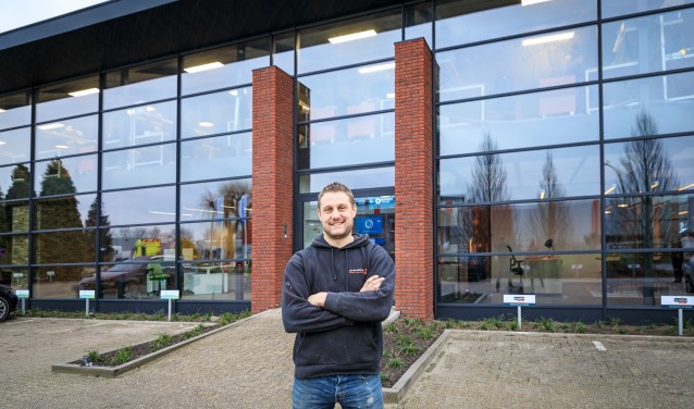 • Aannemer Guido van der Vlliet voor het oude Kijkshop gebouw.