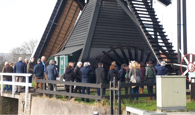 • De ambtenaren bij molen Ter Leede.