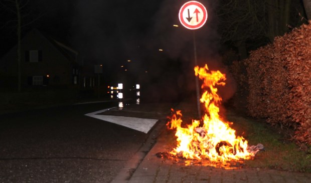 • In de nacht van vrijdag op zaterdag brandden er in Wijk en Aalburg twee containers uit.