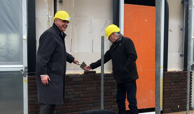 • De wethouder en een toekomstige bewoner metselden de symbolische eerste steen.