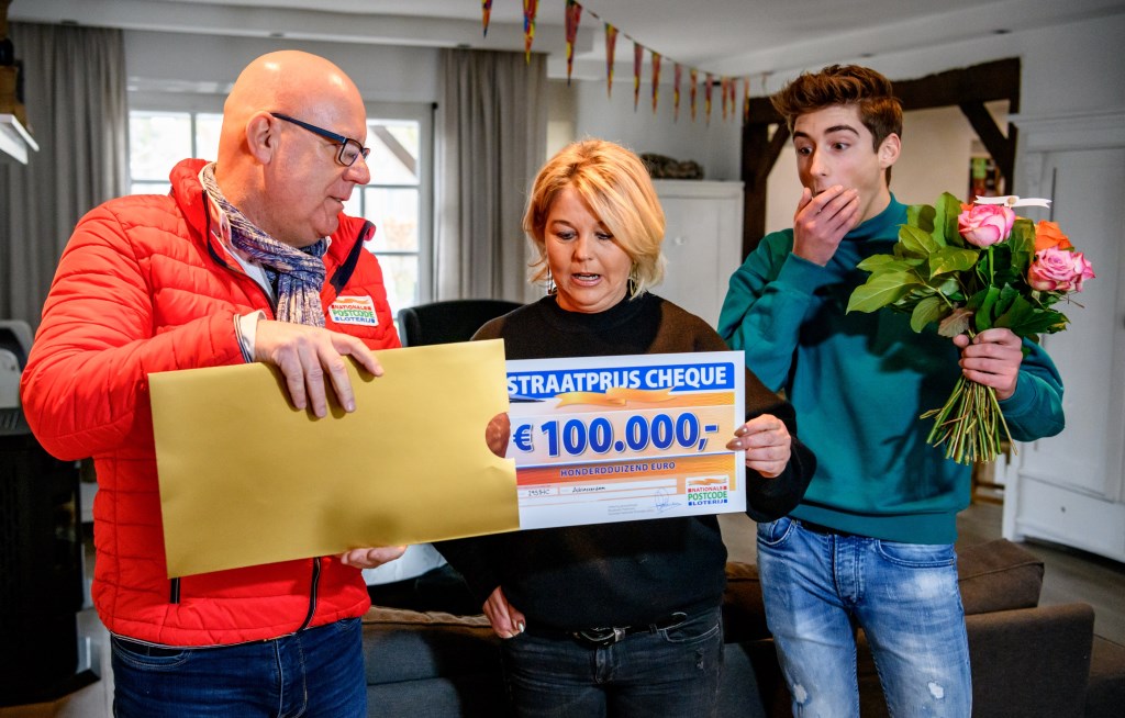 • Eida uit Alblasserdam met cheque van 100.000 euro.