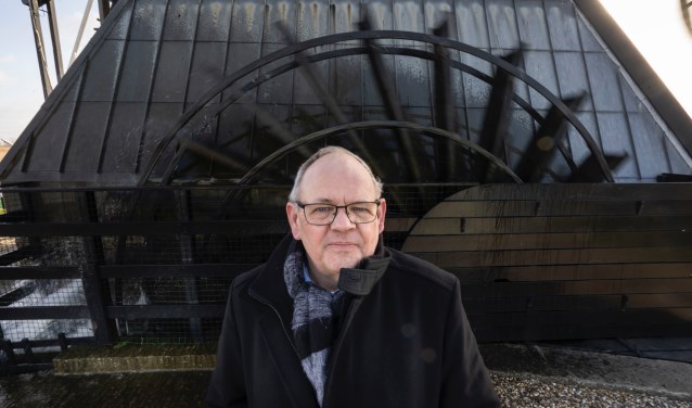 • Peter Kwakernaak bij het rad van de Blokweerse molen in Kinderdijk.