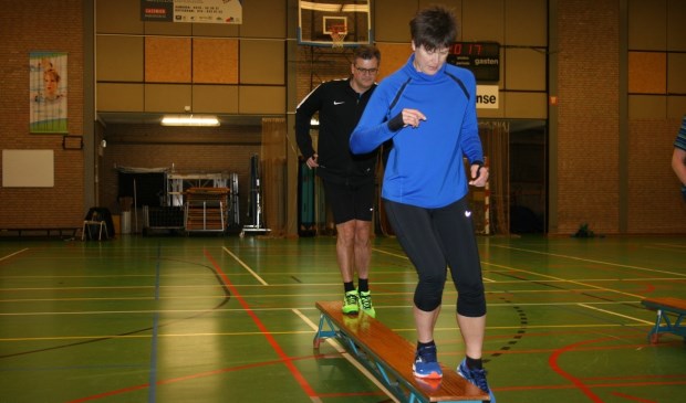 • Mariëlle en Marcel doen hun oefening op de balk.