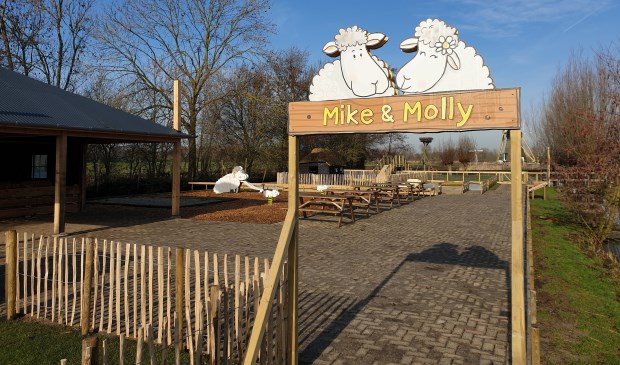 • De entree naar het terrein van Mike & Molly.