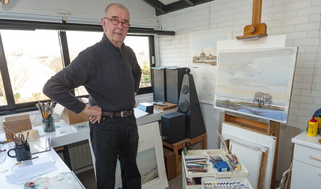 • Gerrit Neven in zijn atelier.