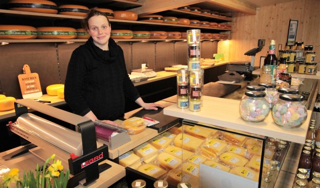 • Emmie Verkuil-van der Bas achter de toonbank.