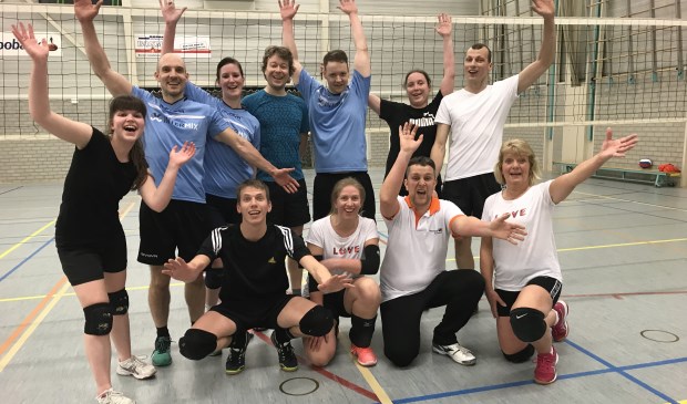 • De winnaars van het dorpstoernooi.