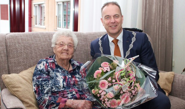 • Mevrouw Muller met burgemeester Paans.