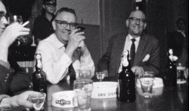 • Kroegtafereel in 1964, uit de film over Giesbeek.
