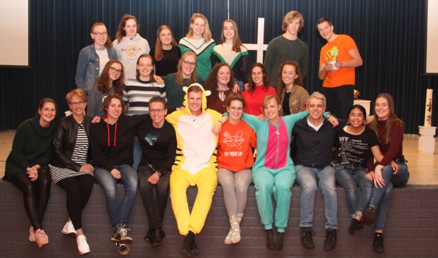 • Groepsfoto met staand, tweede van links, Anneloes Molenaar.