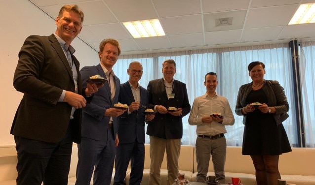 • Rechts Maaike van de Ven (Accountmanager Bedrijven van de gemeente), daarnaast directeur Michel Italiaander van MR Coils en daarnaast wethouder Willem Posthouwer.