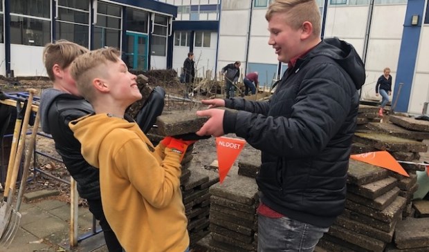 • De Lage Waard Leerlingen Bjorn en Gido sjouwen tegels.