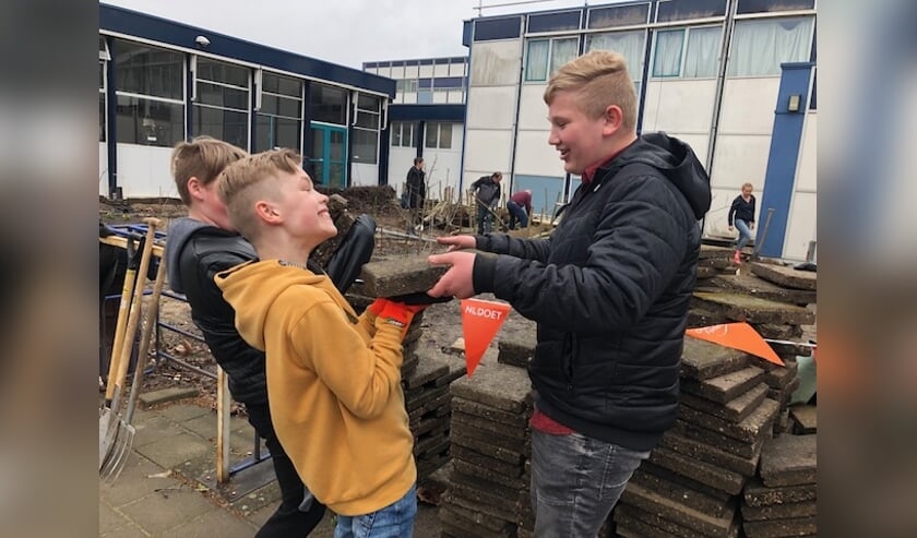 • De Lage Waard Leerlingen Bjorn en Gido sjouwen tegels.