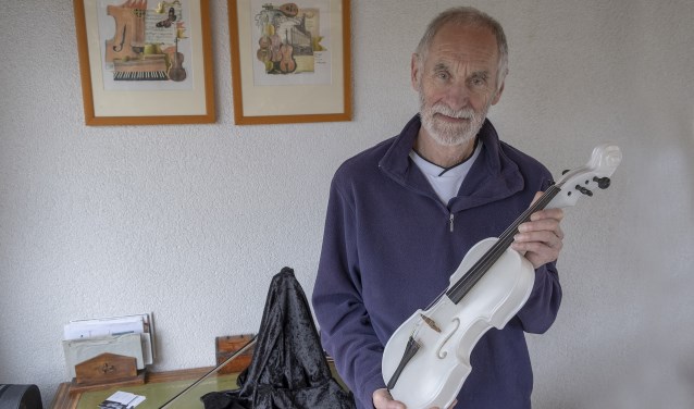 • Kunstenaar Pieter van der Velden met zijn bijzondere viool van albast.